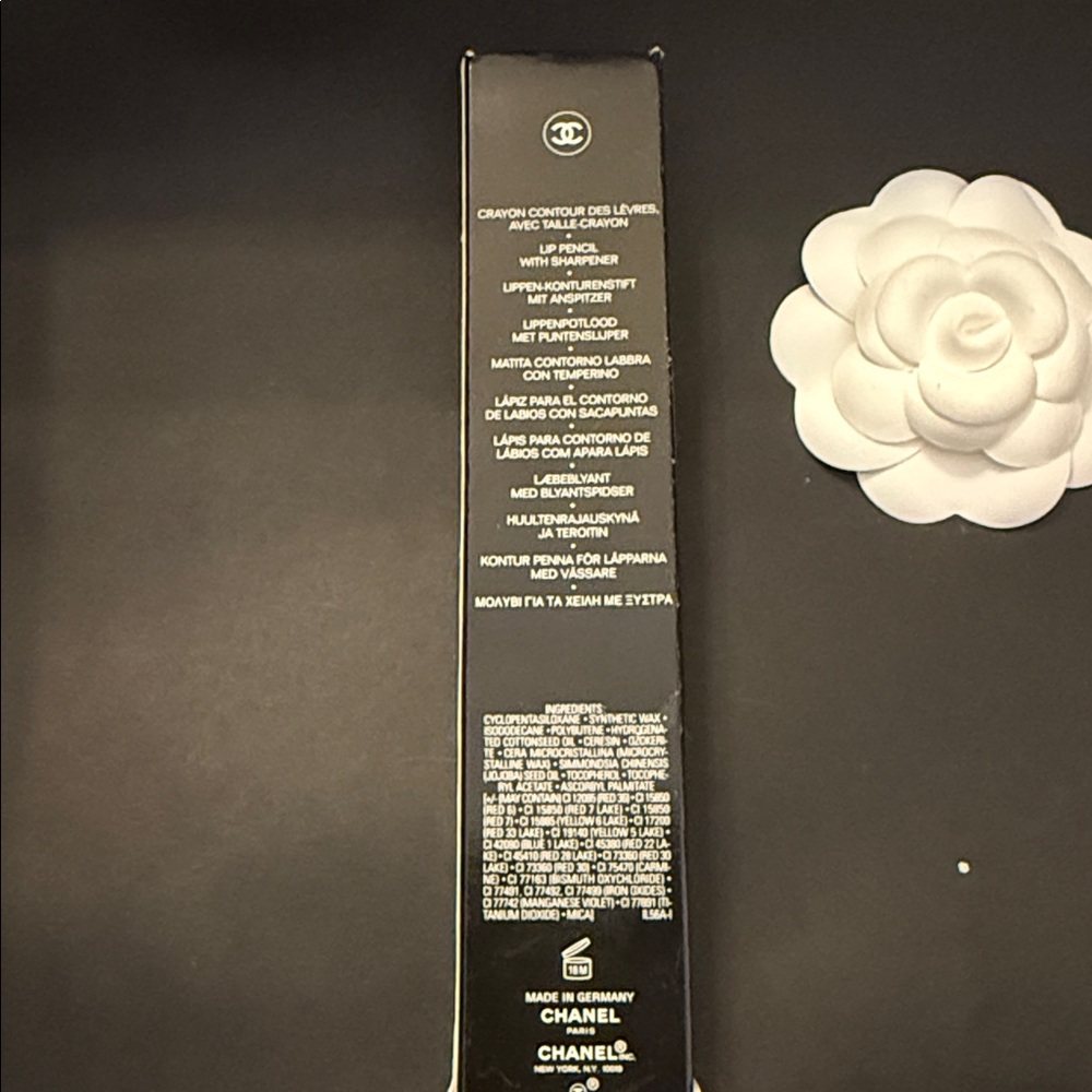 Chanel Precision Lip Definer - Picture 2 of 6
